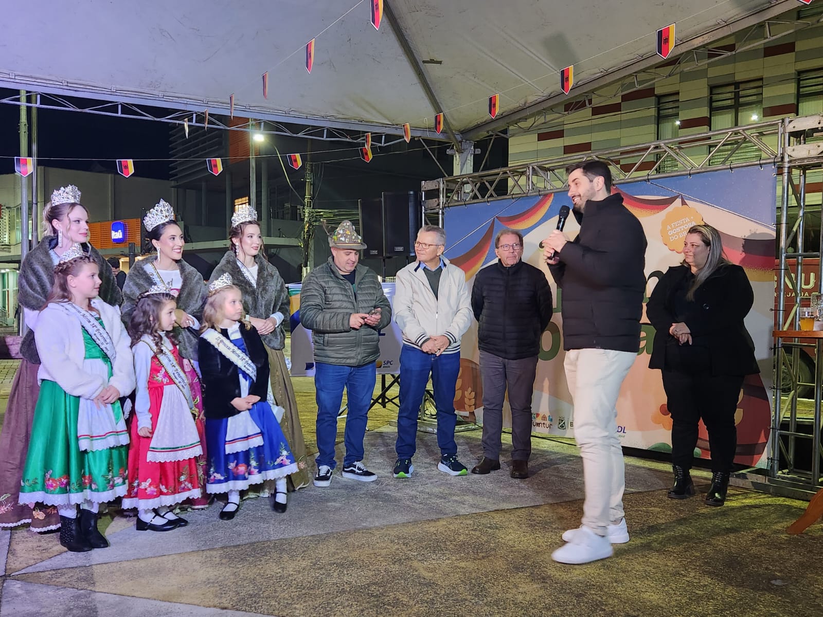 Contagem regressiva para a 38ª Fenarreco começa com festa na praça Barão de Schneeburg